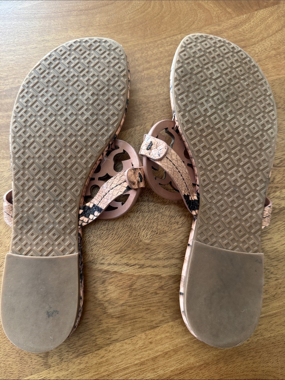 Tory Burch Pink Snake-Print Miller Thong Sandals with Gold Logo - Picture 4 of 5